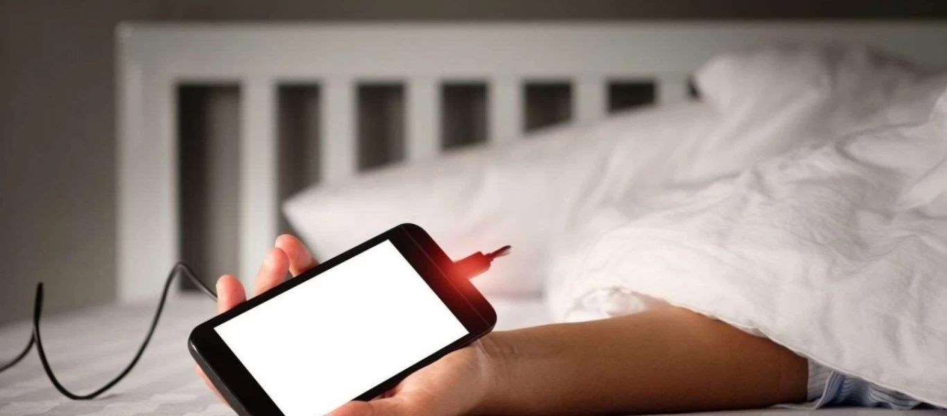 Προσοχή: Αυτός είναι ο λόγος που δεν πρέπει να κοιμάστε με το κινητό στο χέρι - Τι μπορείτε να πάθετε